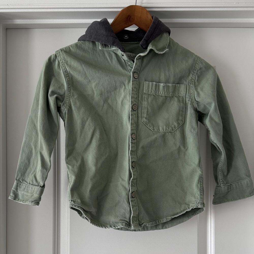 Zara Kids Green Button Down Shirt with Hood (Size 6)